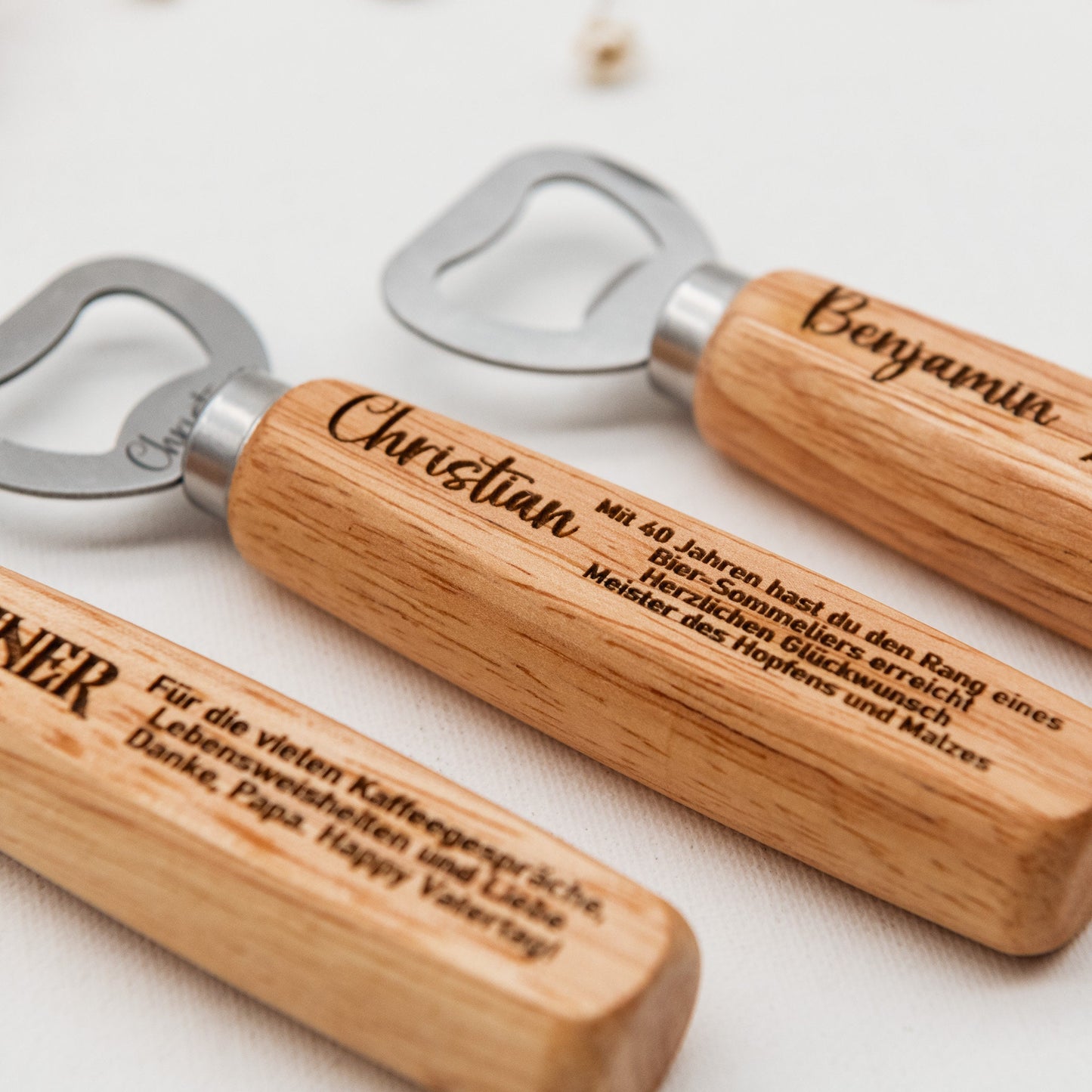 Flaschenöffner personalisiertes Geschenk mit Wunschgravur, auch Logos und Firmennamen möglich. Mengenrabatt