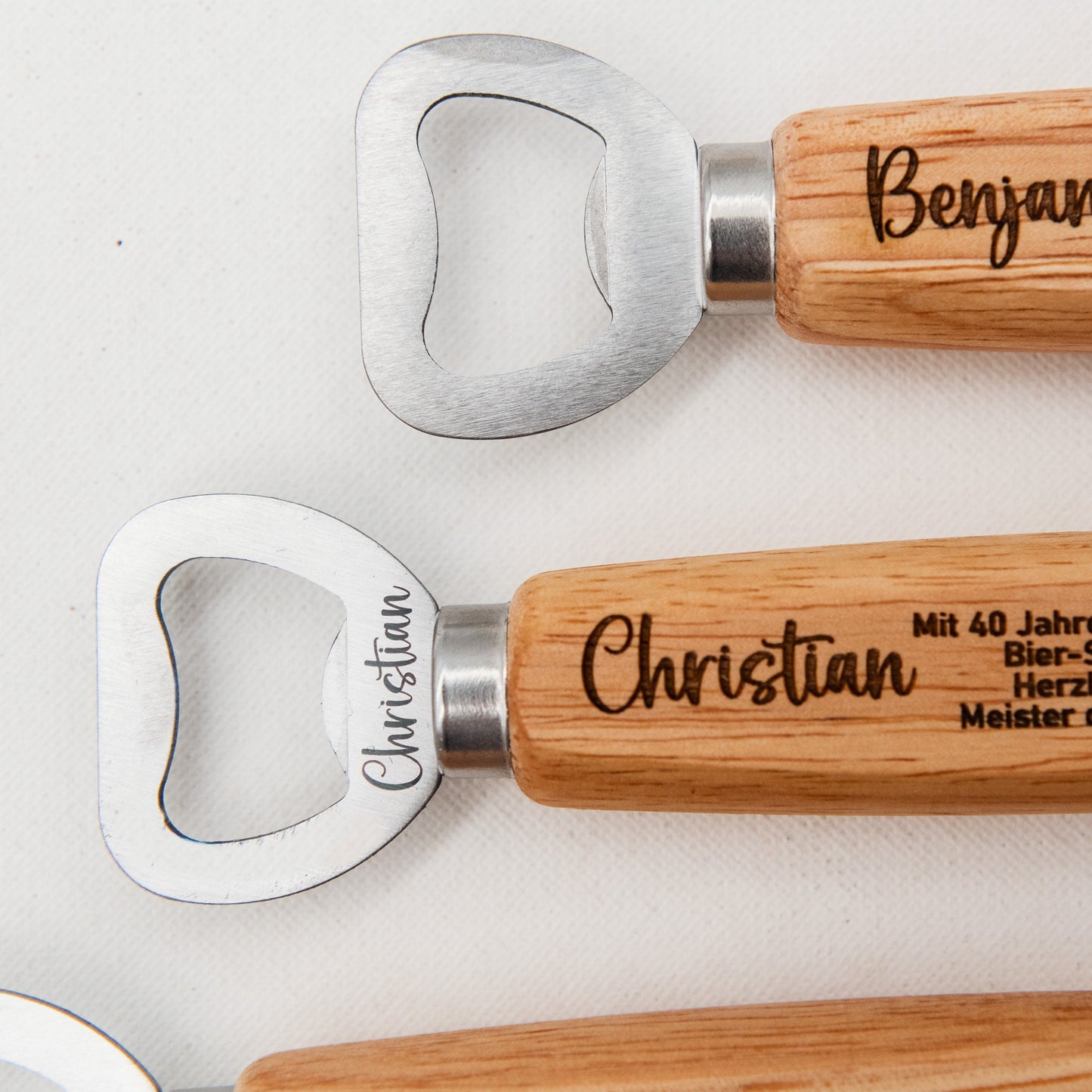Flaschenöffner personalisiertes Geschenk mit Wunschgravur, auch Logos und Firmennamen möglich. Mengenrabatt