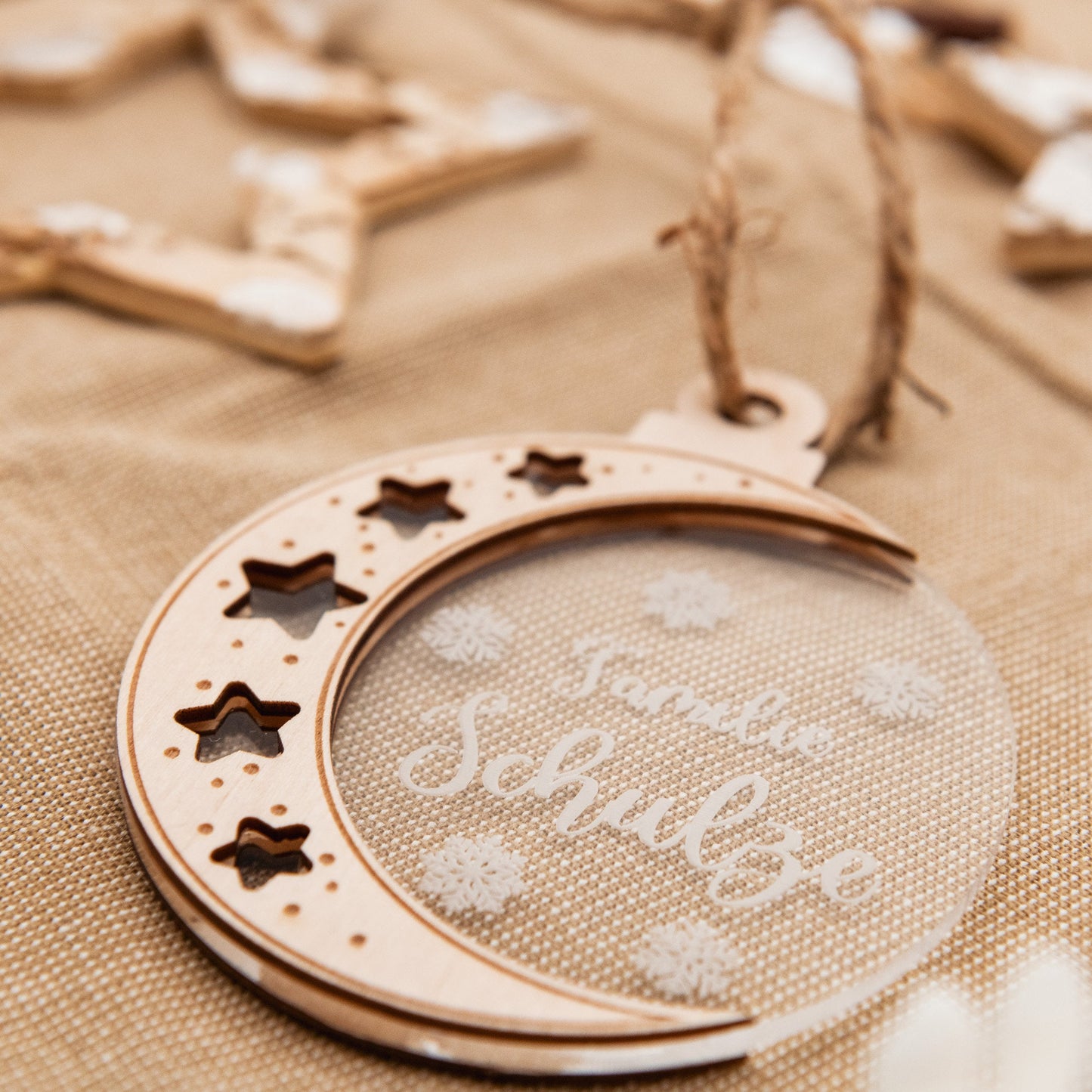 Personalisierte Weihnachtskugel für Familien, als Tannenbaumschmuck oder Wandornament, Acryl mit Holz als besonderer Weihnachtsschmuck