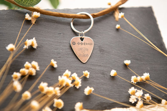 Schlüsselanhänger Metall, personalisiert, Geschenk Musiker ,Paare, Plektrum, Weihnachtsgeschenk, Musik Code, Wunschtext, Gitarren, Mann