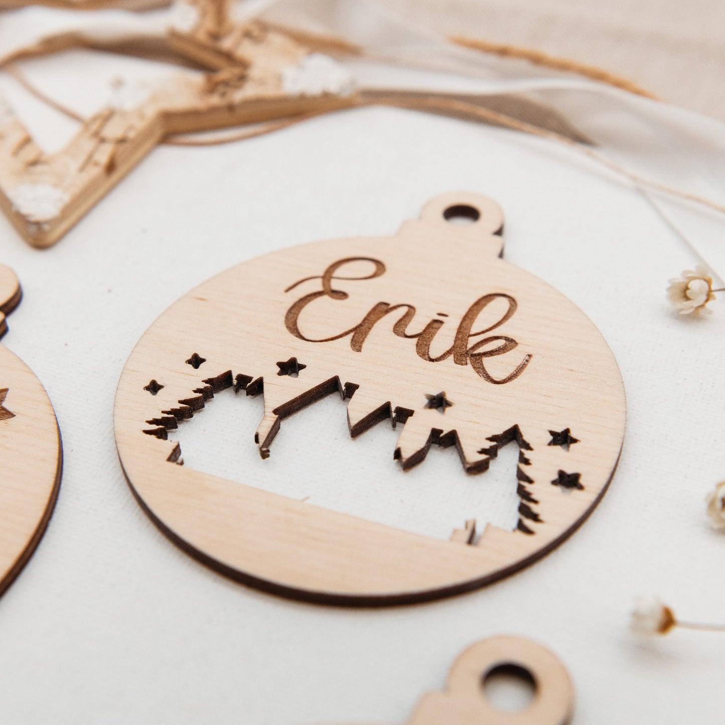 Personalisierte Weihnachtskugel Holz, als Tannenbaumschmuck oder Wandornament 4 verschiedene Designs zur Auswahl