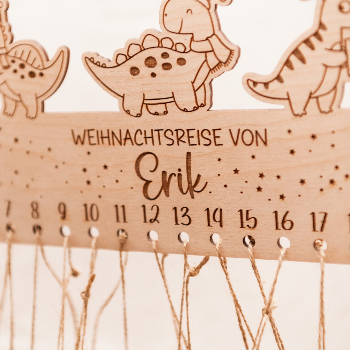 Personalisierter Dino Adventskalender mit Namen aus Holz