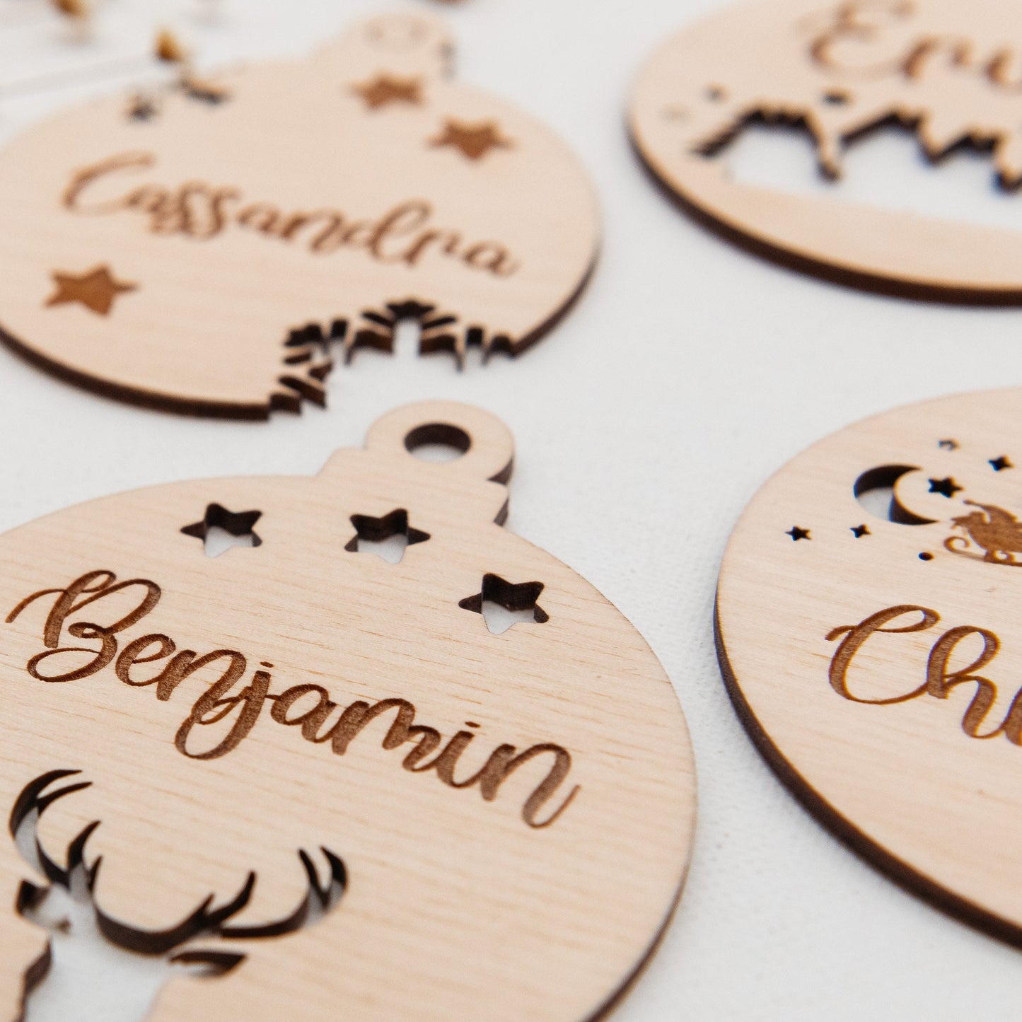 Personalisierte Weihnachtskugel Holz, als Tannenbaumschmuck oder Wandornament 4 verschiedene Designs zur Auswahl