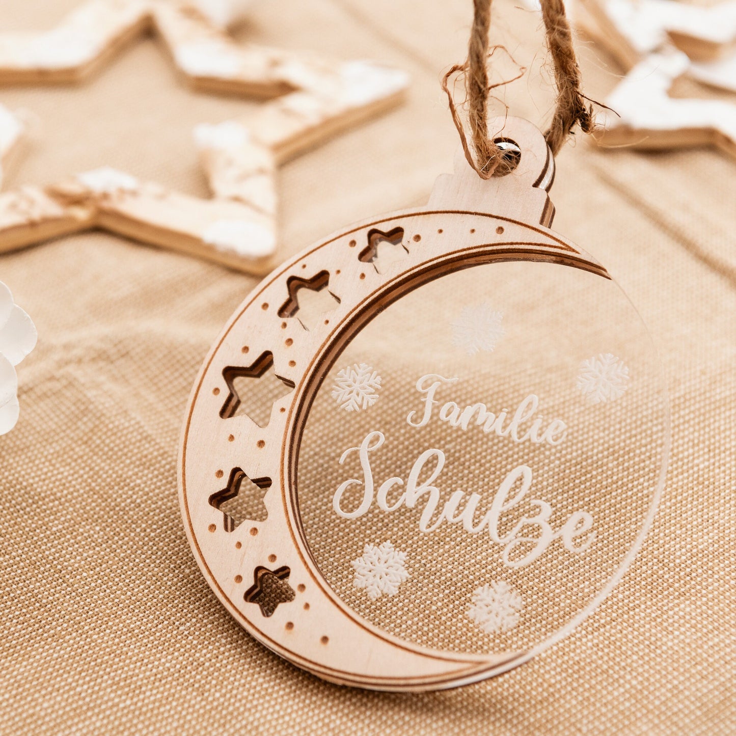 Personalisierte Weihnachtskugel für Familien, als Tannenbaumschmuck oder Wandornament, Acryl mit Holz als besonderer Weihnachtsschmuck