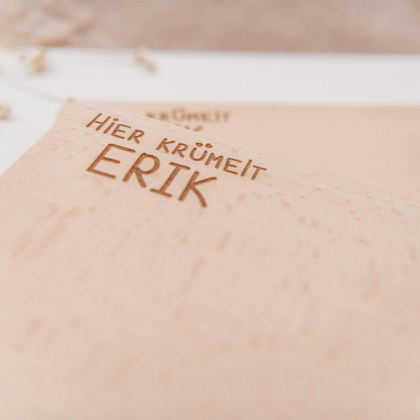 Frühstücksbrett personalisiert für Jungen, Kinder mit Dinos als Kindergeschenk zur Geburt oder für werdende Eltern