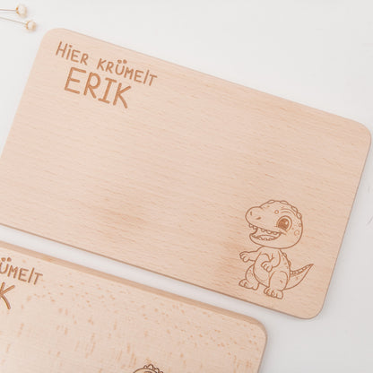 Frühstücksbrett personalisiert für Jungen, Kinder mit Dinos als Kindergeschenk zur Geburt oder für werdende Eltern