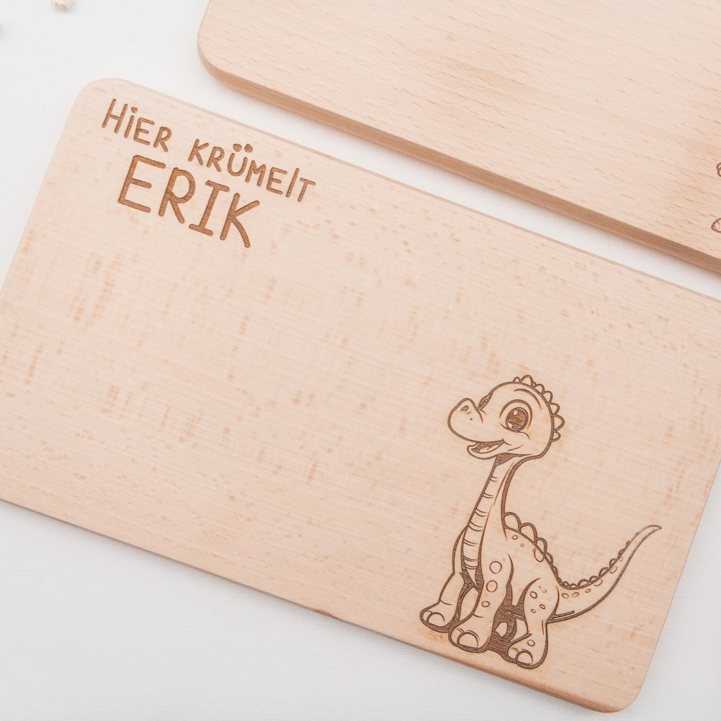 Frühstücksbrett personalisiert für Jungen, Kinder mit Dinos als Kindergeschenk zur Geburt oder für werdende Eltern