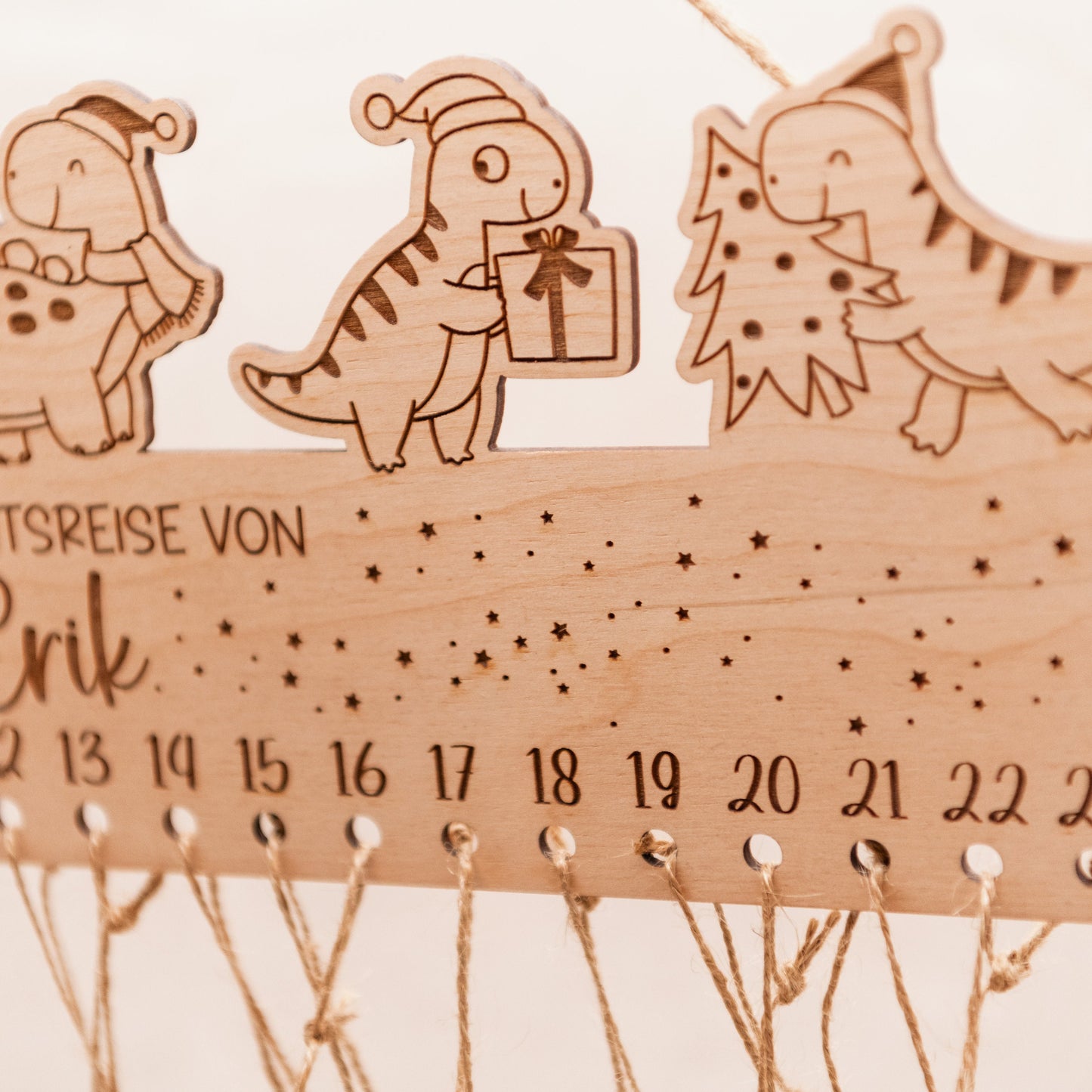 Personalisierter Dino Adventskalender mit Namen aus Holz