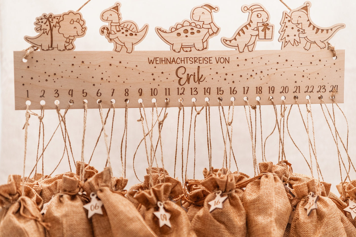 Personalisierter Dino Adventskalender mit Namen aus Holz